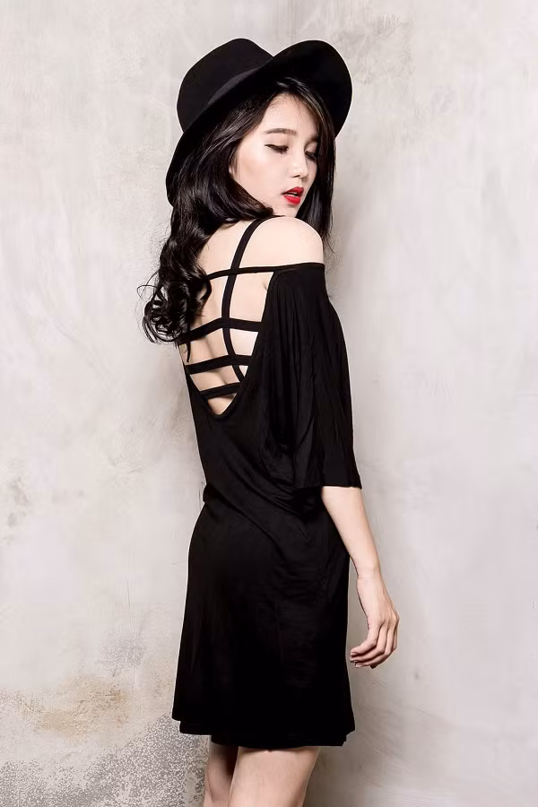 Phong cách thời trang biến hóa đa dạng của hot girl Linh Kiu