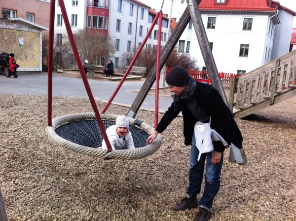 Bố mẹ ở Thụy Điển sẽ được tặng thêm lương khi nghỉ ở nhà trông con ốm