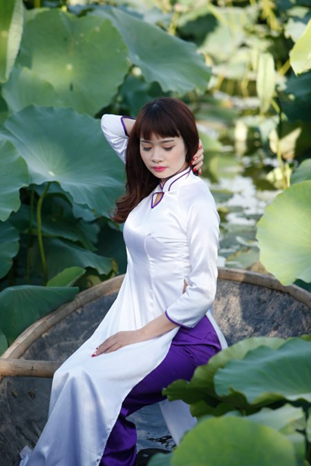 Chị em Hà Thành nô nức mặc yếm đào chụp ảnh sen Chi em Ha Thanh no nuc mac yem dao chup anh sen