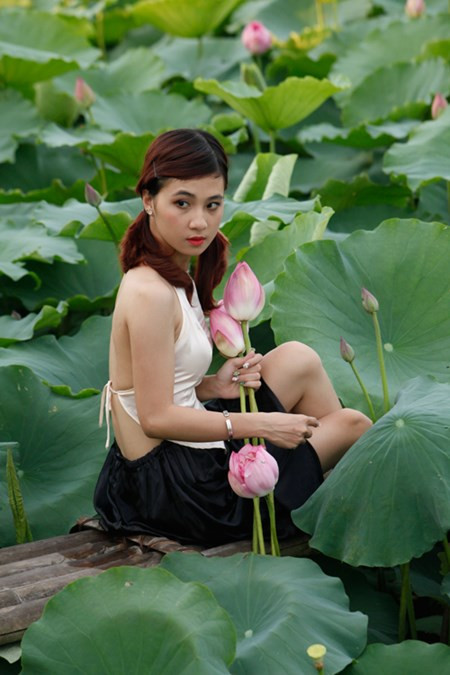 Chị em Hà Thành nô nức mặc yếm đào chụp ảnh sen Chi em Ha Thanh no nuc mac yem dao chup anh sen