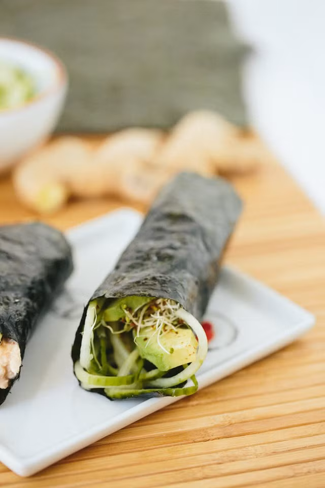 Món cuốn tuyệt ngon có cá ngừ, bơ và dưa chuột.