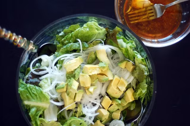 Loại salad rau đơn giản dễ chế biến nhất với bơ chỉ có rau cải, hành tây và bơ.