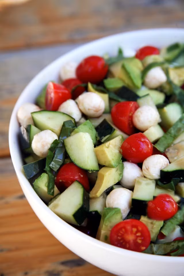 Salad ngon mát cho mùa Hè với cà chua, dưa chuột, bơ.