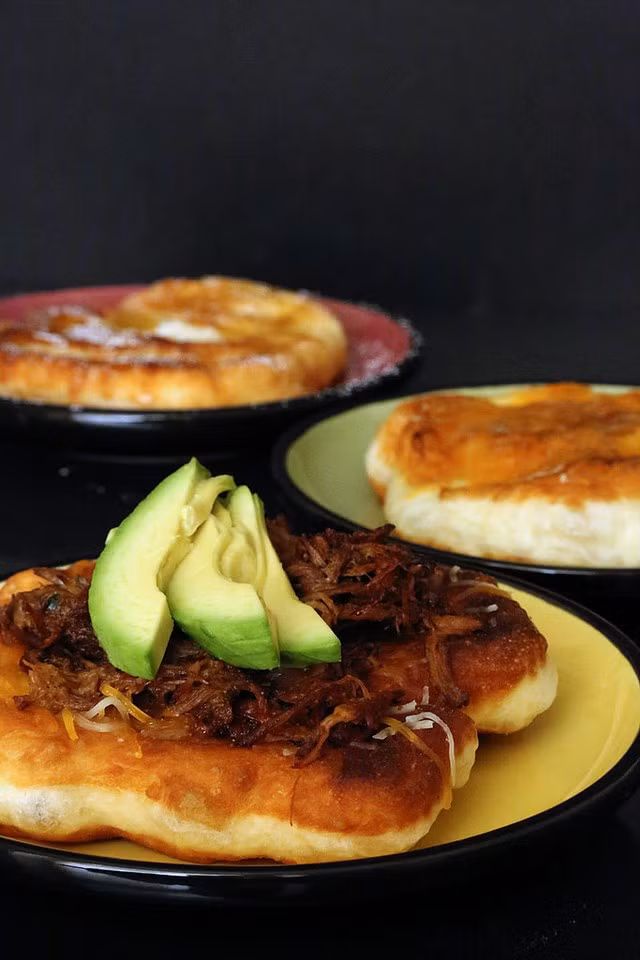 Bánh bột chiên giòn kiểu Mexico mang vị mặn của muối kèm với vị ngậy của bơ rất hấp dẫn.