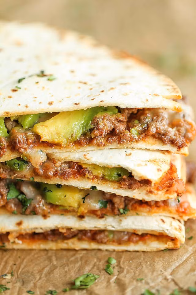 Bánh bột mì cuộn gà kiểu Mexico là món ăn tối tuyệt vời khi đi kèm với pho-mát và những miếng bơ.