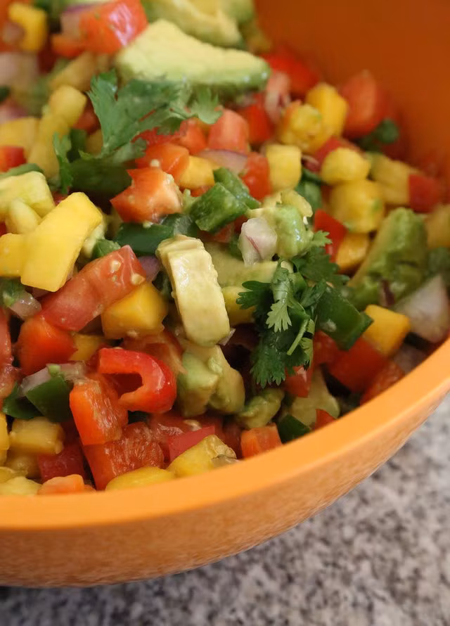 Loại salad mang đủ hương vị chua, cay, ngọt với dứa, bơ, cá nướng và khoai tây nghiền.