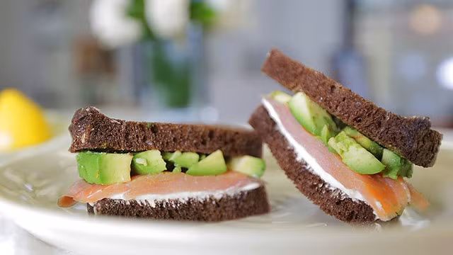 Nếu là người yêu thích hương vị món ăn của Nhật Bản, bạn có thể thử món sandwich cá hồi kèm với vài miếng quả bơ, pho mát và wasabi.