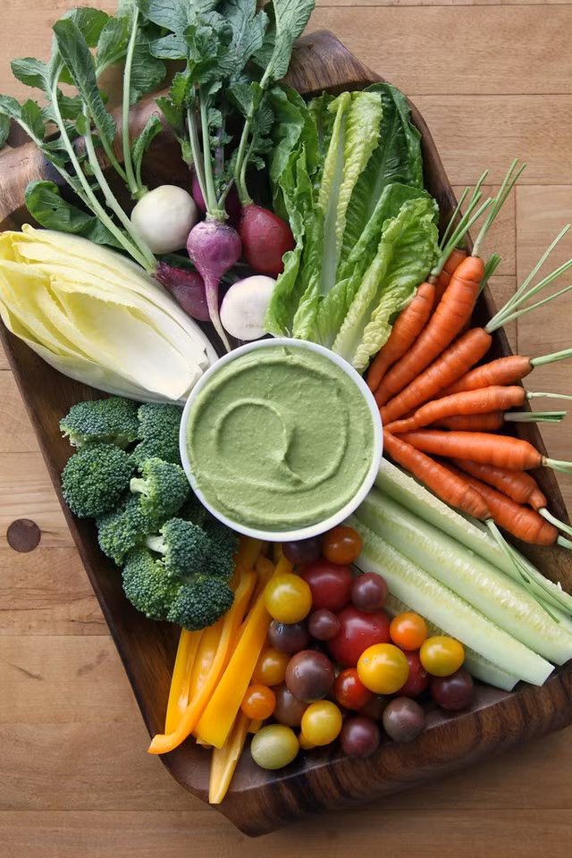 Sốt đặc biệt ăn kèm với rau, củ, quả theo kiểu Hy Lạp, được làm từ bơ và sữa chua.