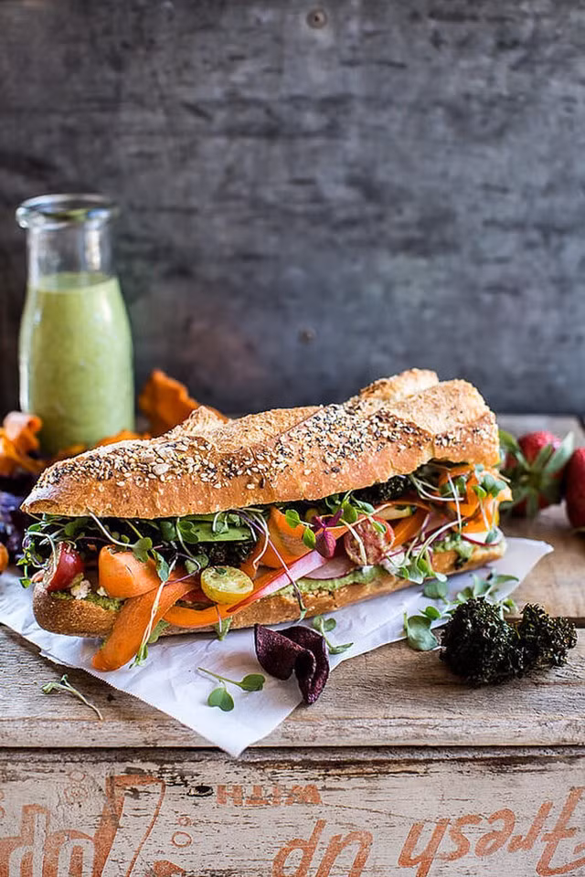 Bánh mì dành cho người ăn kiêng mà vẫn đủ dưỡng chất với rau, cà chua, dưa chuột, củ cải, ớt chuông, rau cải chíp và vài miếng bơ.