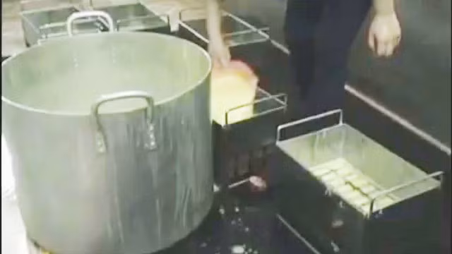 Công đoạn vô khuôn kem được thực hiện trên sàn đất bẩn và bằng tay không (ảnh chụp từ clip)