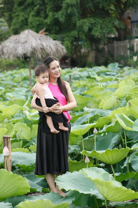Chị em Hà Thành nô nức mặc yếm đào chụp ảnh sen Chi em Ha Thanh no nuc mac yem dao chup anh sen