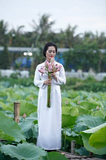 Chị em Hà Thành nô nức mặc yếm đào chụp ảnh sen Chi em Ha Thanh no nuc mac yem dao chup anh sen