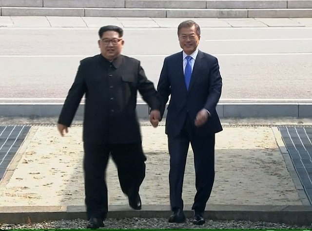 Ông Kim Jong un và ông Moon Jae - in đi bên nhau qua biên giới