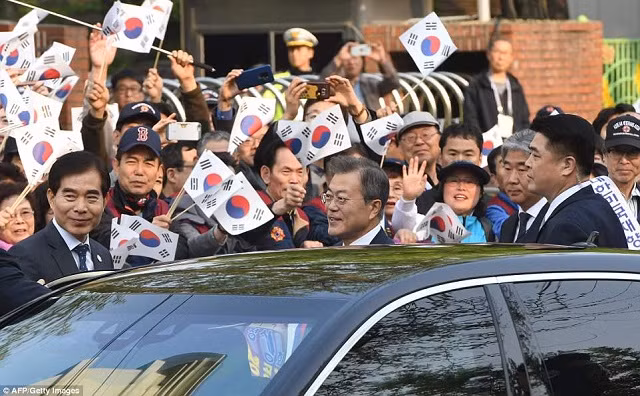 Người dân chào mừng cuộc gặp lịch sử