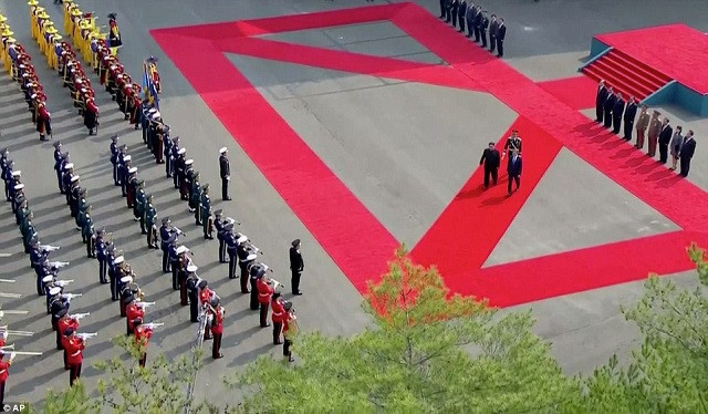 Lễ đón ông Kim Jong-un trước khi vào cuộc họp Lễ đón ông Kim Jong-un trước khi vào cuộc họp