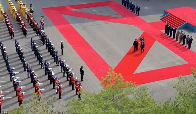 Lễ đón ông Kim Jong-un trước khi vào cuộc họp Lễ đón ông Kim Jong-un trước khi vào cuộc họp