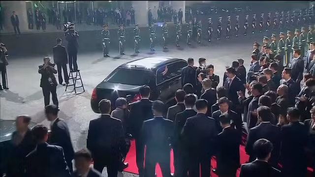 Ông Kim Jong un và phu nhân về nước