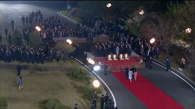 Hai nhà lãnh đạo và phu nhân xem văn nghệ sau bữa tiệc