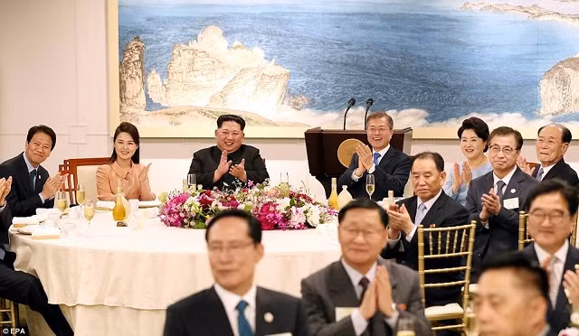 Những người có mặt trong buổi tiệc mừng