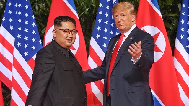 TT Mỹ Donald Trump và Chủ tịch Triều Tiên Kim Jong - un (trái)
