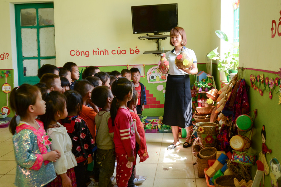 Giờ học Góc địa phương của cô và trò Trường Mầm non Sính Phình, huyện Tủa Chùa. Giờ học Góc địa phương của cô và trò Trường Mầm non Sính Phình, huyện Tủa Chùa.