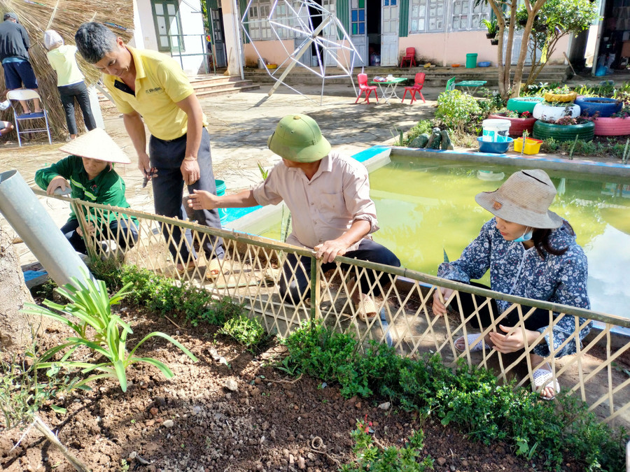 Phụ huynh, giáo viên Trường Mầm non Tủa Thàng số 2, huyện Tủa Chùa tham gia cải tạo khuôn viên trường, lớp. Phụ huynh, giáo viên Trường Mầm non Tủa Thàng số 2, huyện Tủa Chùa tham gia cải tạo khuôn viên trường, lớp.