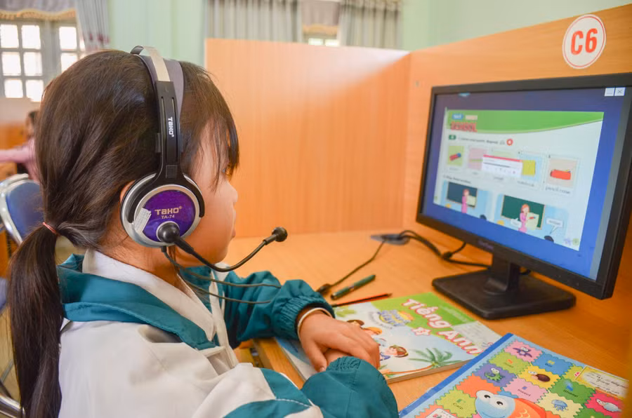 Học sinh Trường Tiểu học Ẳng Tở, huyện Mường Ảng học Tiếng Anh trên máy tính.