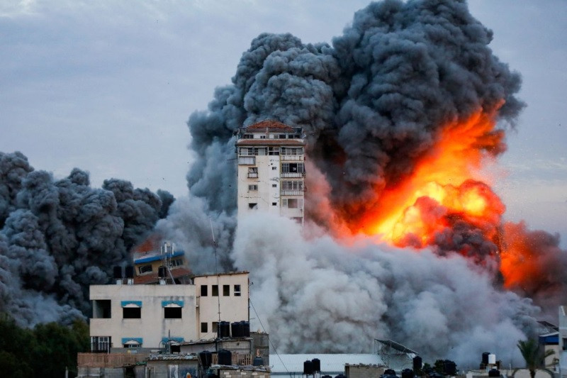 Khói và lửa cuồn cuộn sau khi lực lượng Israel tấn công một tòa tháp cao tầng ở thành phố Gaza. (Ảnh: Reuters)