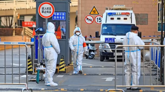 Trung Quốc đối phó với số ca Covid-19 tăng cao.