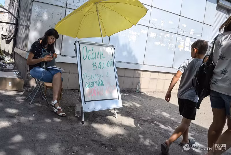 Văn phòng thu đổi ngoại tệ trên một trong những con phố của Mariupol.