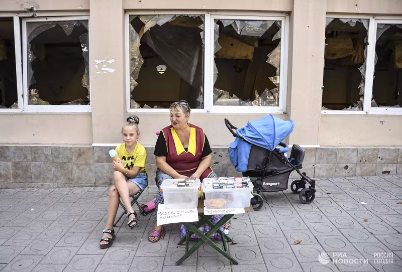 Bán hàng trên đường phố ở trung tâm Mariupol.