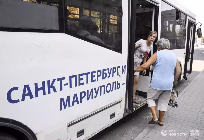 Petersburg chuyển một trăm xe buýt đến Mariupol, hơn 30 trong số đó đã sẵn sàng đưa đón người. Năm tới, họ có kế hoạch tiếp tục lưu thông xe điện.