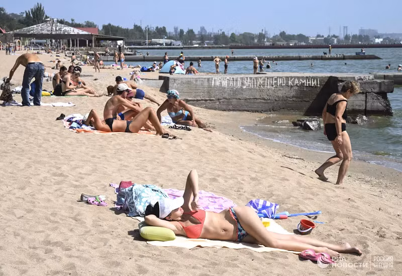 Mùa tắm biển ở thành phố bắt đầu muộn vì bãi biển thành phố cần được rà phá bom mìn.