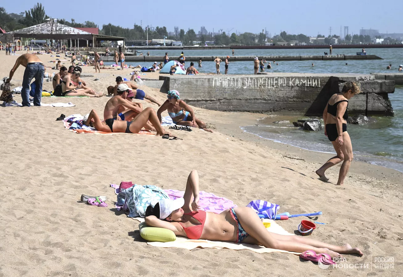 Mùa tắm biển ở thành phố bắt đầu muộn vì bãi biển thành phố cần được rà phá bom mìn.