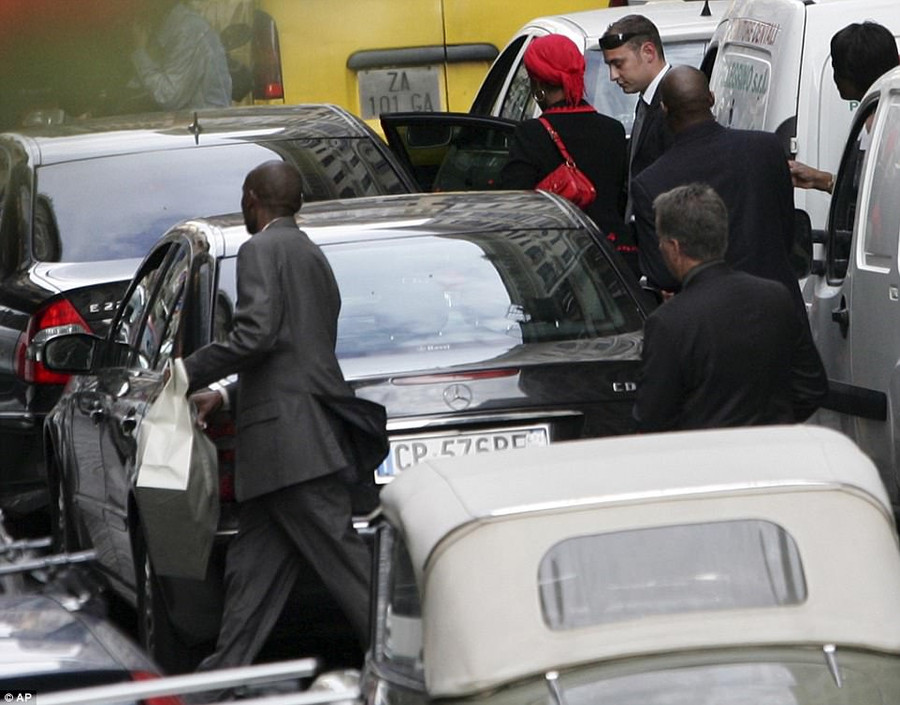 Bà Grace cùng những người hộ tống rời một cửa hàng giày ở Rome, Italy Bà Grace cùng những người hộ tống rời một cửa hàng giày ở Rome, Italy