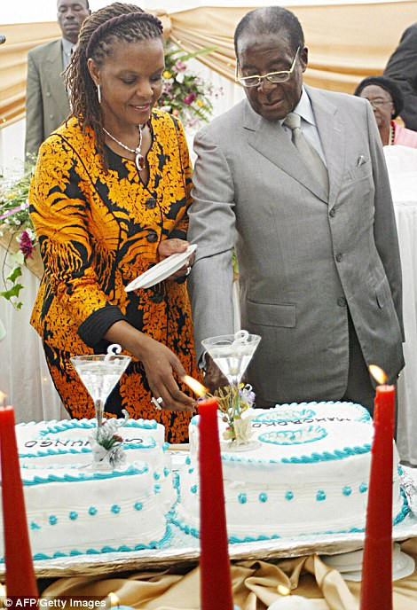 Bà Grace cùng chồng cắt bánh sinh nhật Bà Grace cùng chồng cắt bánh sinh nhật