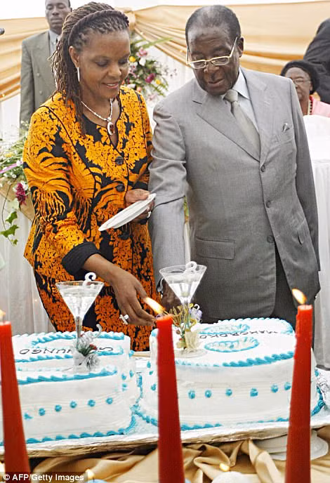 Bà Grace cùng chồng cắt bánh sinh nhật Bà Grace cùng chồng cắt bánh sinh nhật