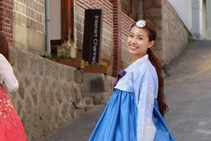 MC Vân Hugo xinh đẹp khi diện hanbok ở Hàn Quốc