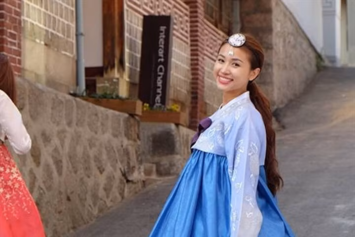 MC Vân Hugo xinh đẹp khi diện hanbok ở Hàn Quốc