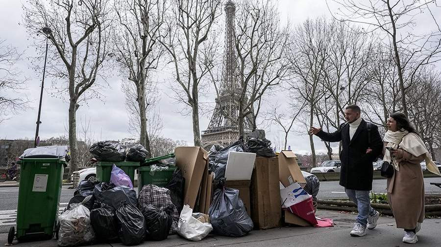 Rác ùn ứ ở Paris.