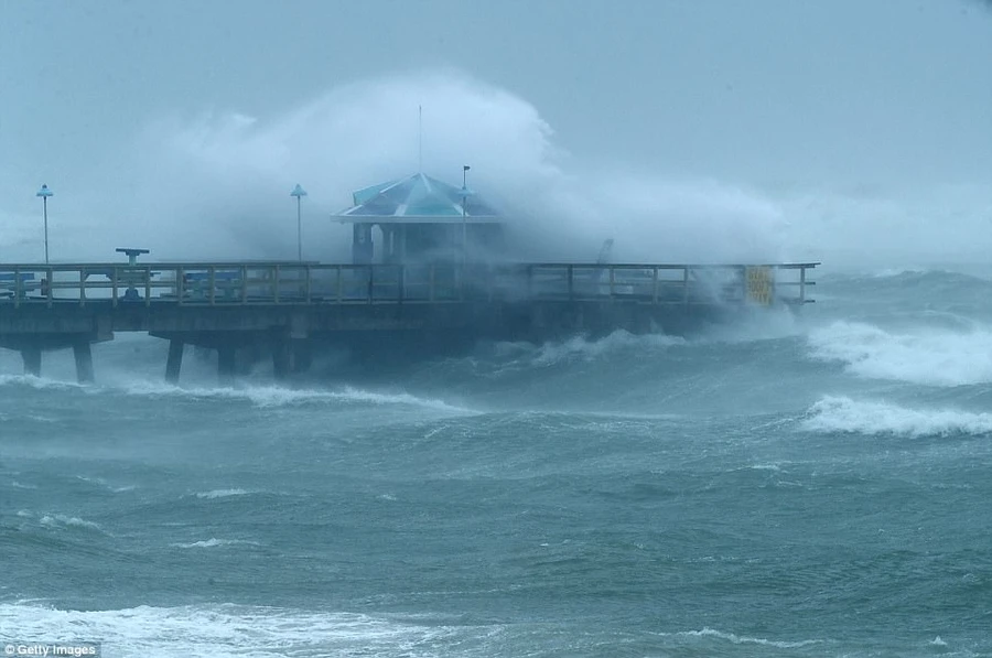 Mỹ: Bang Florida oằn mình dưới siêu bão Irma