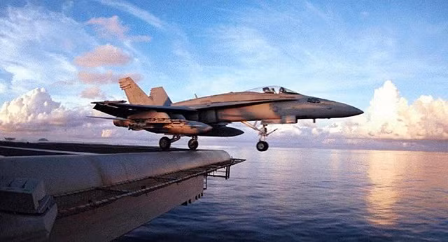 Một chiến đấu cơ F/A-18 