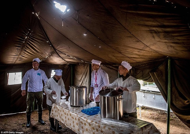 Chuẩn bị trà cho lực lượng tham gia tập trận