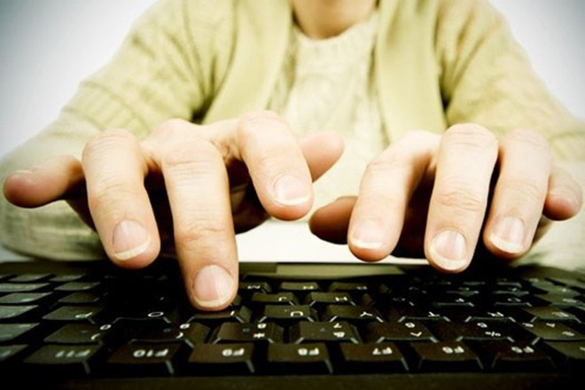 Bạn không nên phán xét người khác, nhất là trên mạng xã hội. 30 điều bạn cần loại bỏ để hạnh phúc hơn