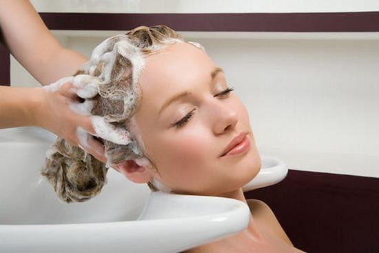 Nguyên nhân và cách khắc phục tóc bị gãy, chẻ ngọn mùa đông
