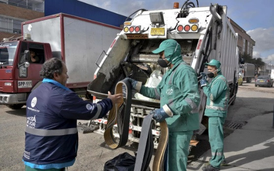 Ông Jose gom rác cùng với các đồng nghiệp Ông Jose gom rác cùng với các đồng nghiệp