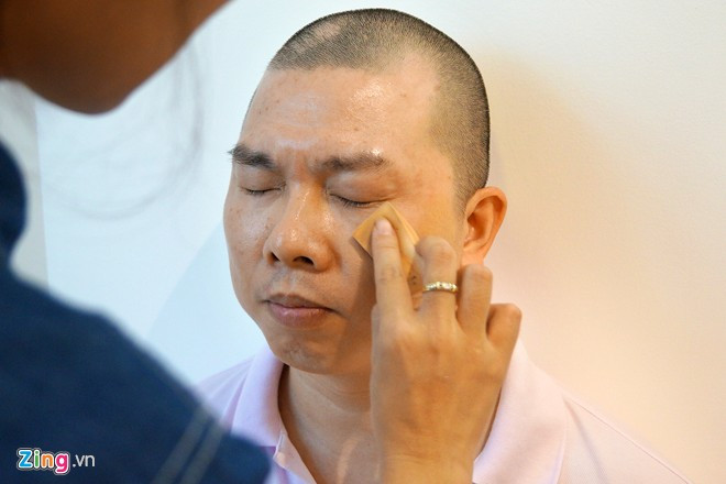 Tự nhận mình xấu trai, chẳng tìm được nét tử tế nào trên gương mặt, Hải Anh đóng đinh với những vai côn đồ, đầu gấu. Thời gian này vai diễn của anh được "nâng cấp", làm giám đốc và trợ lý. Dẫu vậy, chất nịnh bợ, nhâng nháo hay côn đồ hài vẫn phảng phất trong các nhân vật anh thủ vai. Một ngày bận rộn của diễn viên chuyên vai đầu gấu