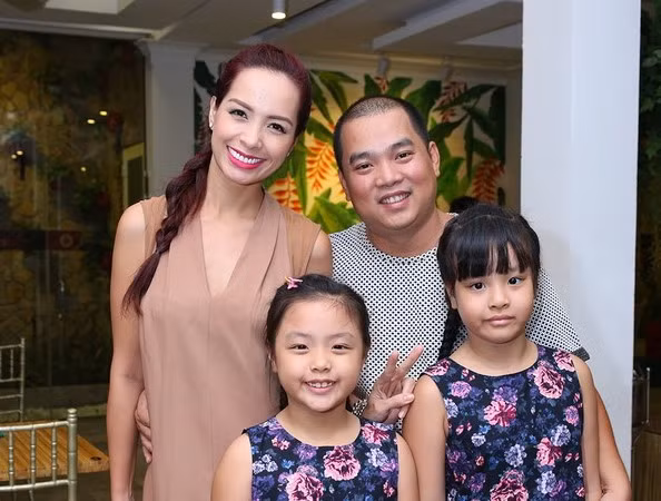 Vợ chồng Thúy Hạnh - Minh Khang đưa 2 con gái đi sự kiện