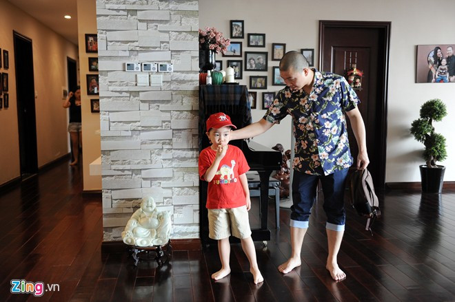 Sau khi dùng xong bữa sáng, Hải Anh thay đồ để đưa con trai tới lớp trước khi bắt đầu ngày làm việc. Bận rộn với công việc song nam diễn viên luôn dành thời gian cho cậu ấm. Một ngày bận rộn của diễn viên chuyên vai đầu gấu