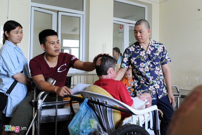 Thường ngày, sau khi rời cửa hàng, nam diễn viên sẽ tới xưởng may để tiếp tục công việc. Tuy nhiên, hôm nay anh tranh thủ ghé qua Viện Bỏng Quốc gia, Hà Đông để tới thăm Hùng - bé trai 10 tuổi bị bỏng 80% cơ thể do bị bạn hun rơm. Một ngày bận rộn của diễn viên chuyên vai đầu gấu